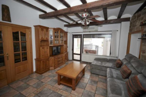 Casa Rural Galo Dispone de piscina barbacoa y sala de juegos